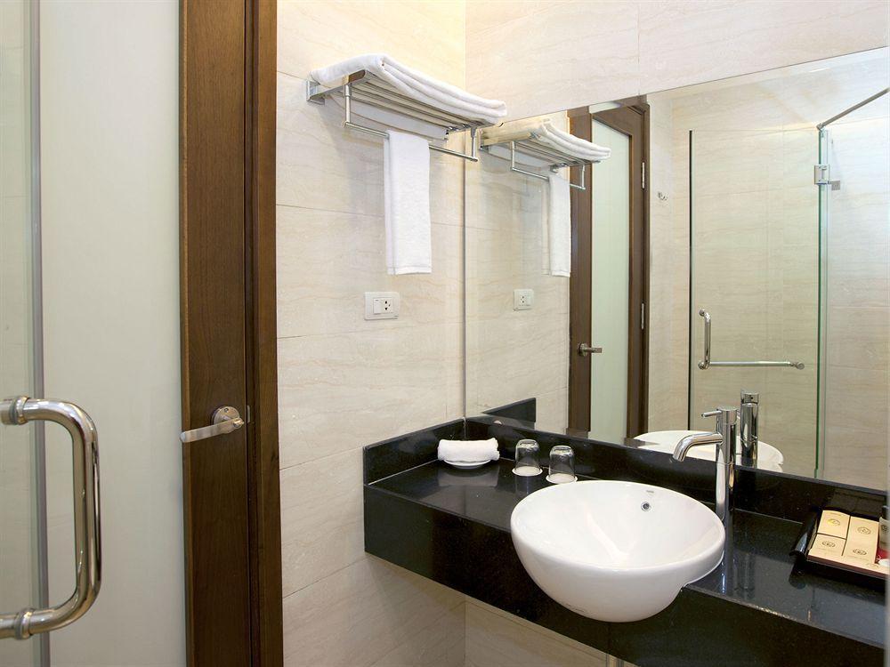 Le Carnot Hotel Hanoi Buitenkant foto